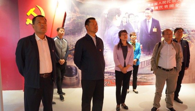 集團(tuán)公司開(kāi)展“不忘初心、牢記使命”主題黨日活動(dòng) <br/> — 參觀主題教育檔案文獻(xiàn)展